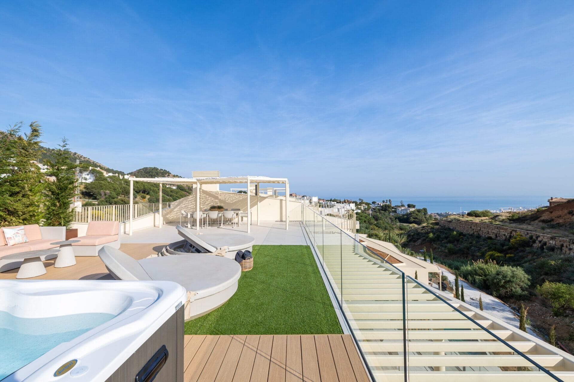 Endgültig schlüsselfertiges Sky Villa Penthouse mit Solarium, Jacuzzi und 188 m² Terrassen im Higuerón Resort.